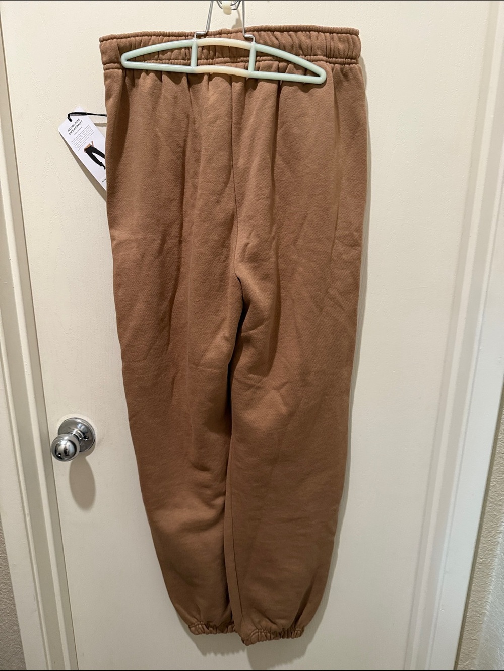 ALO Yoga Men's Joggers in Warm Brown - Picture 3 of 4